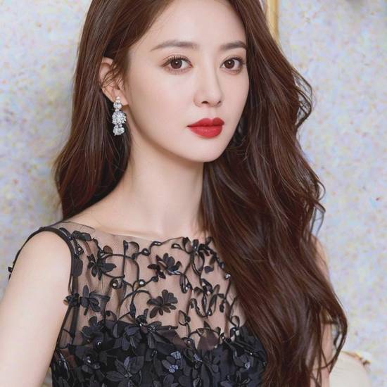 趙麗穎是什么臉型,趙麗穎的方圓臉解析:圓潤輪廓中的棱角美學