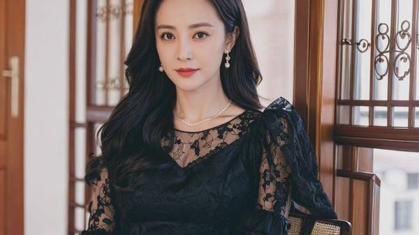 黑色蕾絲連衣裙搭配什么鞋子，25款優雅鞋履搭配黑色蕾絲連衣裙全指南